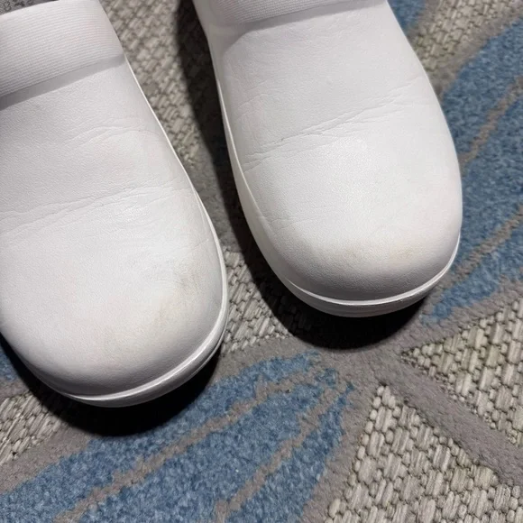 Crocs dual comfort white clogs nursing womans Size 8 - Picture 6 of 7